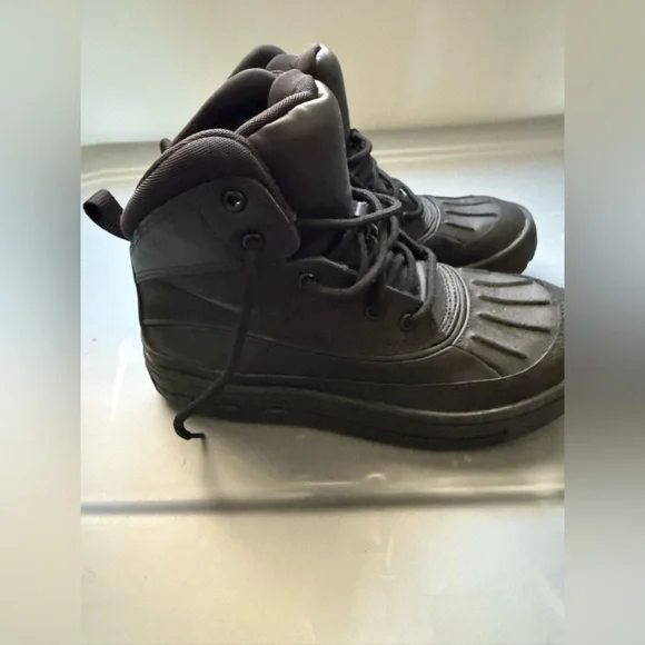 Boys Nike Boots Size 4 - Picture 2 of 3